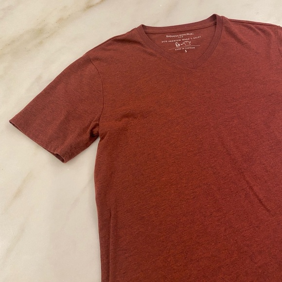 Banana Republic Maroon Tee - Picture 4 of 4